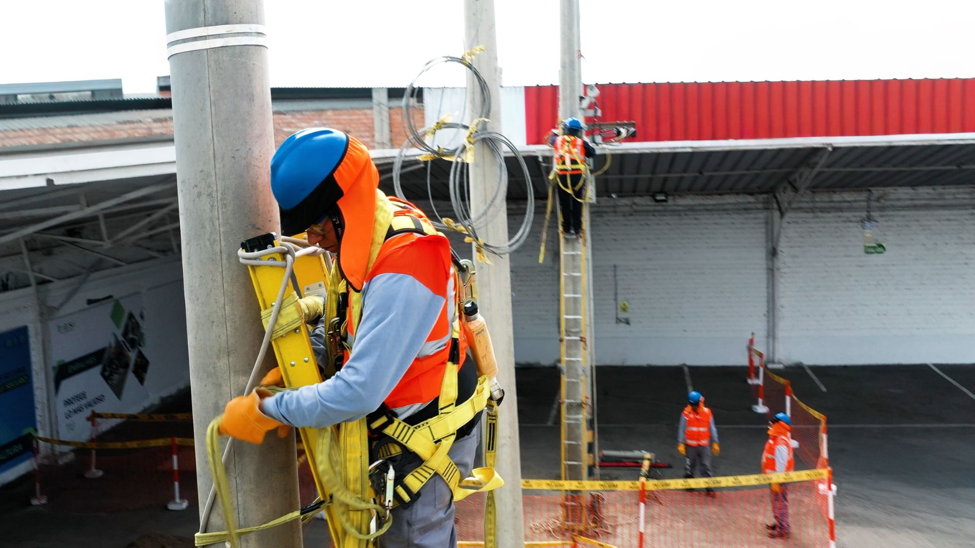 Técnicos trabajando en altura